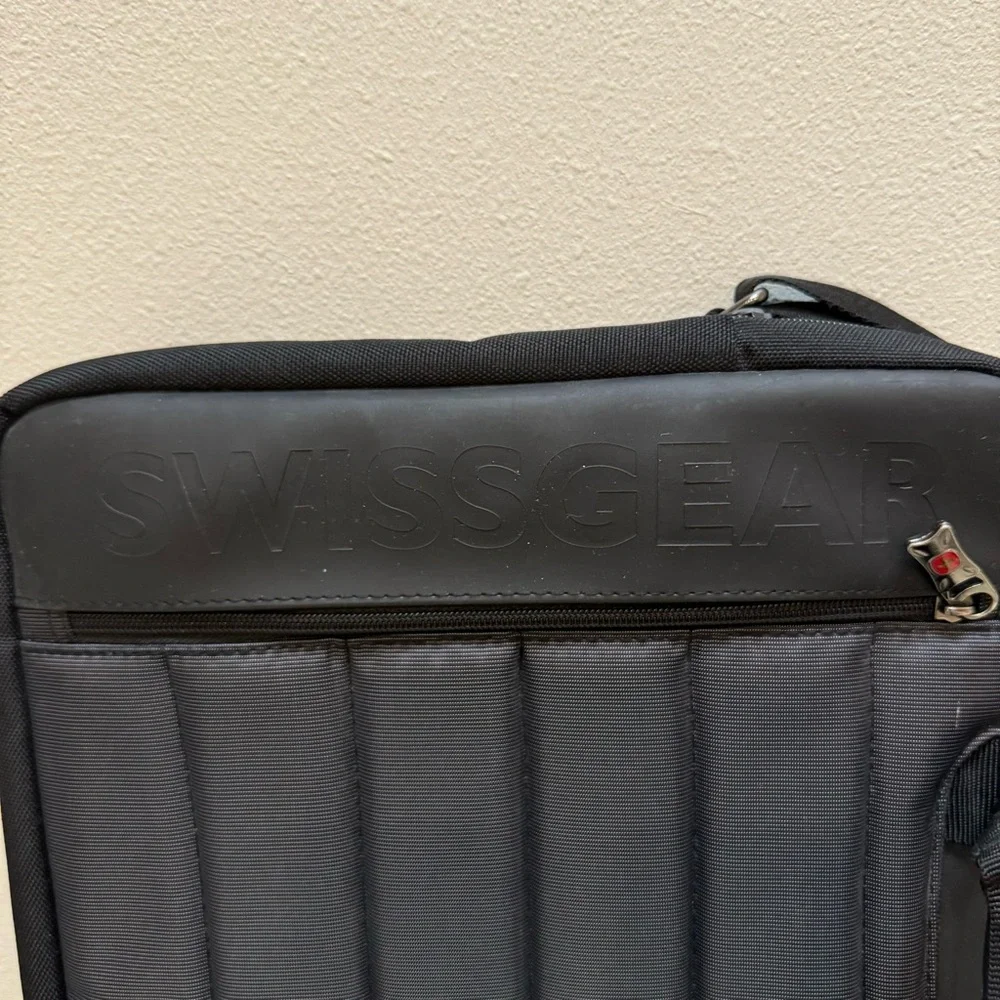 Swiss Gear Anthem 17” Laptop Slim Carrying Case Bag